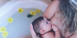 Дали моето мајчино млеко се менува како што моето бебе расте?