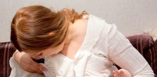 Што е потребно да знаете за доењето близнаци или повеќе бебиња?