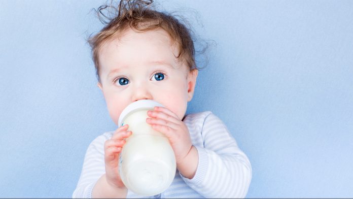 koe-e-vistinskoto-vreme-za-voveduvanje-na-kravjo-mleko-kaj-novorodenchinjata